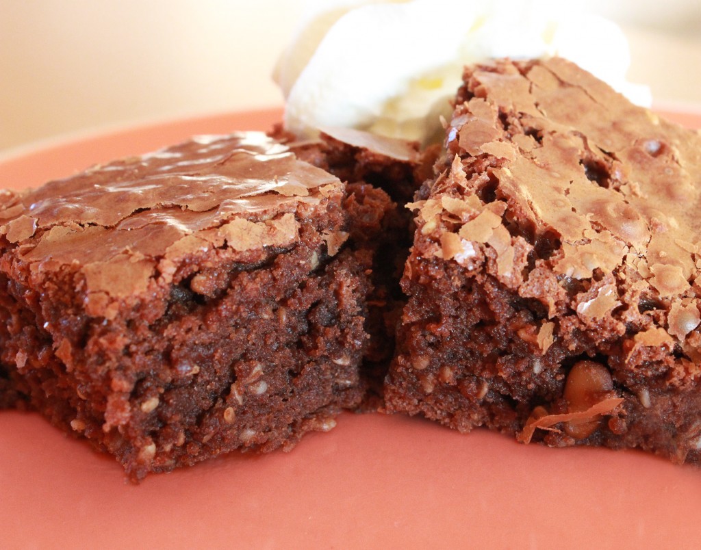 Brownie aux sésames et pignons de pin