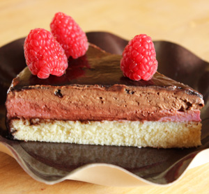 Entremet bavarois chocolat framboise au sirop de violette